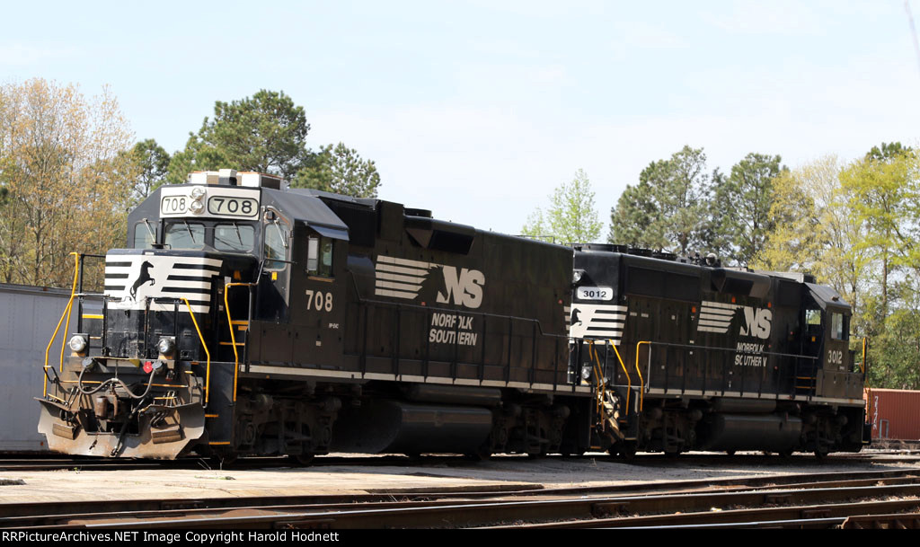 NS 708 & 3012 sit in Glenwood Yard